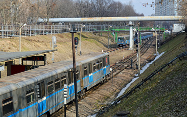 Поезда московского метрополитена едут навстречу друг другу около станции 