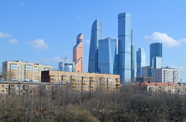 Fototapeta na wymiar Жилые многоэтажные дома на Шелепихинской набережной в Москве
