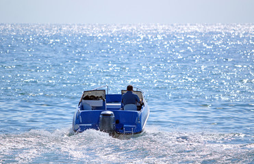 Легкий моторный катер плывет по Черному морю 