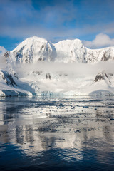 Fototapeta na wymiar Icebergs, glaciers and mountains along the Antarctic Peninsula.