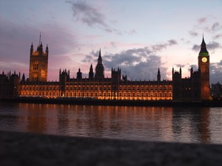Fototapeta na wymiar Parlement Anglais a la tombé de la nuit