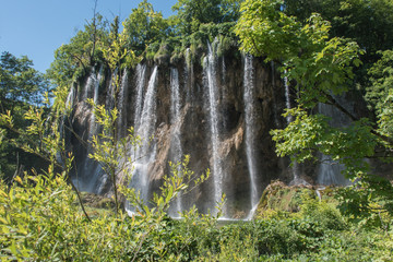 vue de chutes d'eau dans le parc des lacs de Plitvice en Croatie