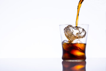 アイスコーヒーを注ぐ