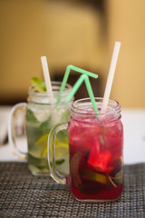 домашний лимонад в стеклянных баночках с ручкой 