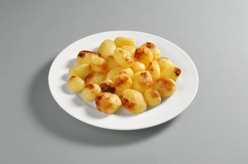 Round dish with a portion of roasted potatoes