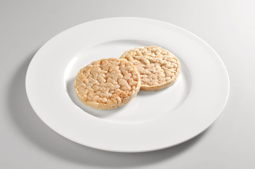 Round dish with crackers of puffed rice