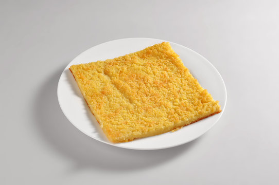 Round dish with chopped chickpea flourRound dish with chopped chickpea flour