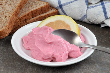 Assiette de tarama avec une rondelle de citron