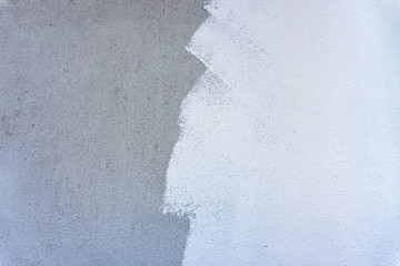 Weiße Pinselstriche auf Wand