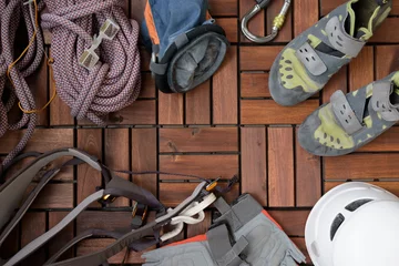 Gardinen Alle Kletterausrüstung, die Sie brauchen, auf Holzboden. © Thorsten Fritz