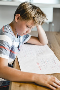 Junge bei den Hausaufgaben