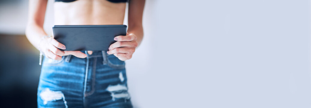 Ragazza in reggiseno fa acquisti online con tablet