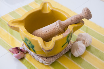 Mortero amarillo tradicional valenciano