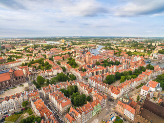 Gdańsk - Krajobraz starego miasta z lotu ptaka. Krajobraz miasta z powietrza z horyzontem i niebem. © art08