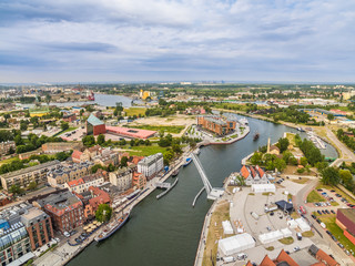 Gdańsk z lotu ptaka. Krajobraz gdańska z rzeką Motławą, zwodzonym mostem.