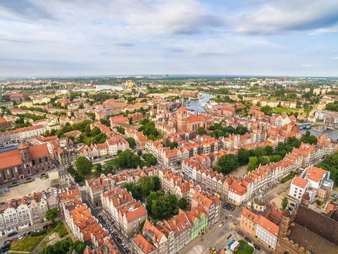 Fototapeta Gdańsk - Krajobraz starego miasta z lotu ptaka. Krajobraz miasta z powietrza z horyzontem i niebem.
