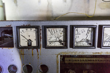 Alte Messgeräte von Generator