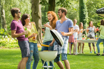 Making bbq together © Photographee.eu