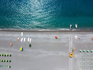 Vista aerea di una spiaggia con canoe, barche e ombrelloni. Praia a Mare, Provincia di Cosenza,...