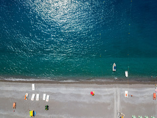 Vista aerea di una spiaggia con canoe, barche e ombrelloni. Praia a Mare, Provincia di Cosenza,...