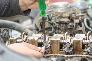 .Machinists are tuning the valve repair machine.