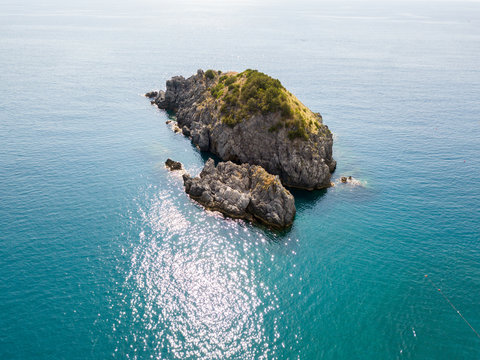 Scoglio dello Scorzone, vista aerea, isola, San Nicola Arcella, Provincia di Cosenza, Calabria, Italia. 26/06/2017. Vista aerea dell&rsquo;isola, vacanze e mare