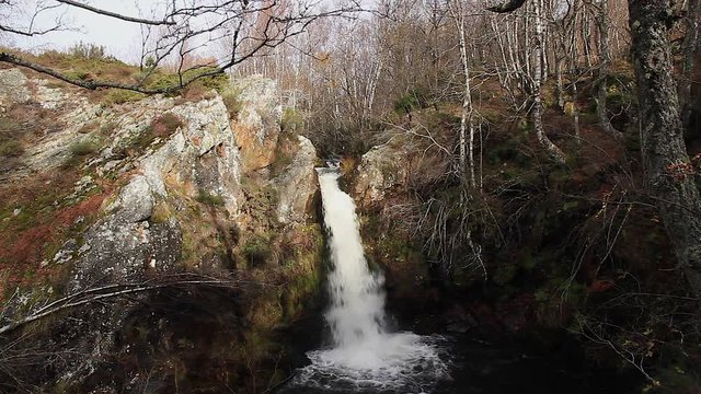 Cascada entre Hayas Rocas , Musgo y Hayas