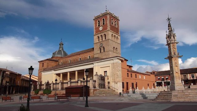 Vista general del Rollo (G&oacute;tico - Siglo XVI ) e Iglesia de San Miguel en la plaza de de Villalon de Campos - Valladolid Espa&ntilde;a
