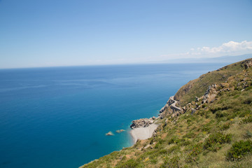 Fototapeta na wymiar Sentiero Naturalistico Calavà, fine primavera, vista verso Messina 