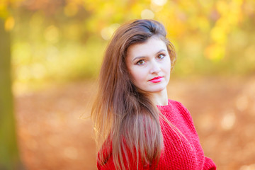 Naklejka premium Young girl in park.