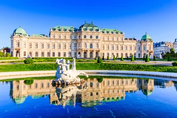 Fototapete Wien Wien, Österreich. Oberes Schloss Belvedere mit Spiegelung in der Wasserfontäne.