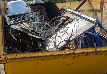 Container mit Metallschrott