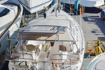 Yacht in riparazione