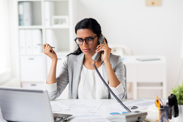 Obraz na płótnie Canvas businesswoman calling on phone at office