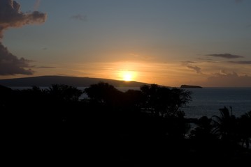 Fototapeta na wymiar Tropical Sunset over beach in Maui Hawaii