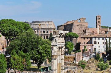 Roma Via dei Fori Imperiali - rovine del foro di Cesare e Colosseo