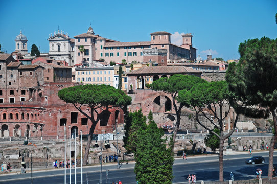 Roma Via dei Fori Imperiali - rovine del foro di Traiano