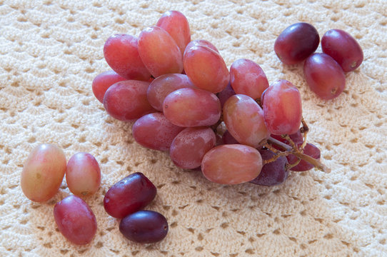 Uvas rojas sobre tapete