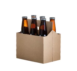 Gardinen Sechserpack Glasflaschenbier in generischem braunem Kartonträger isoliert auf weiß © tab62