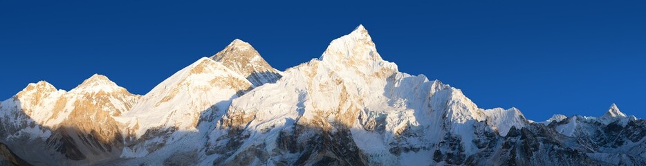 Evening panoramic view of Mount Everest from Kala Patthar - obrazy, fototapety, plakaty