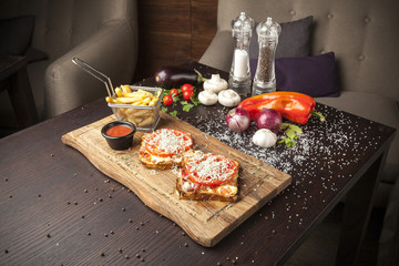 toasted bread with tomato rings