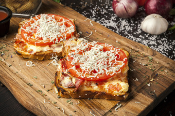 toasted bread with tomato rings