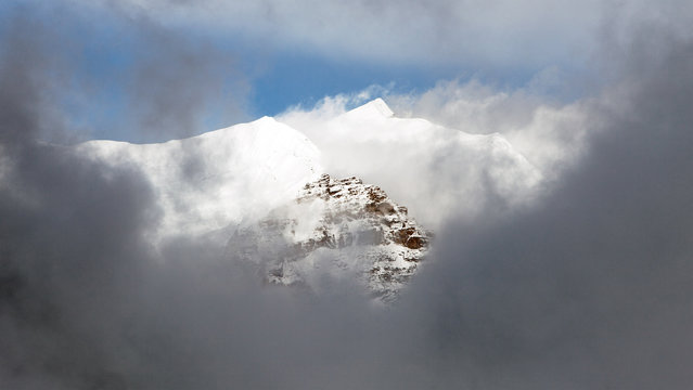 Chulu peak between clouds, round Annapurna circuit