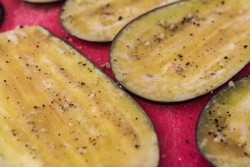 Aubergine geschnitten auf Schneidebrett - schweiben mit öl und Gewürze aufbereitet