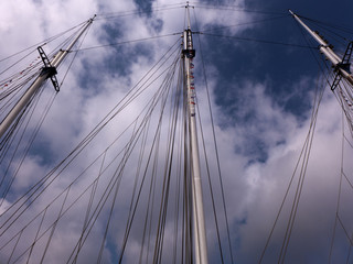 Segelboot im Hafen von Kiel