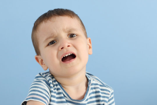 ni&ntilde;o peque&ntilde;o protestando