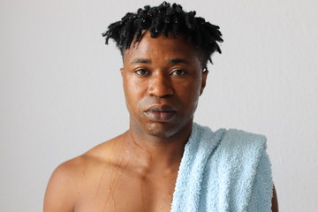 Oberkörper schwarzer Mann nass mit Handtuch