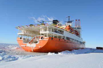 Fototapeta premium Expedition ship