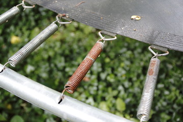 Rostige Federn vom Trampolin outdoor