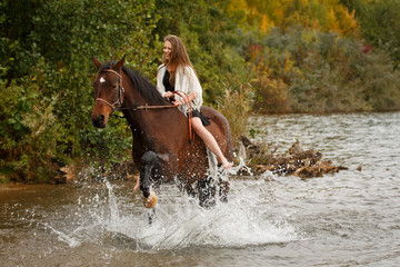 Reiterin mit planschendem Pferd